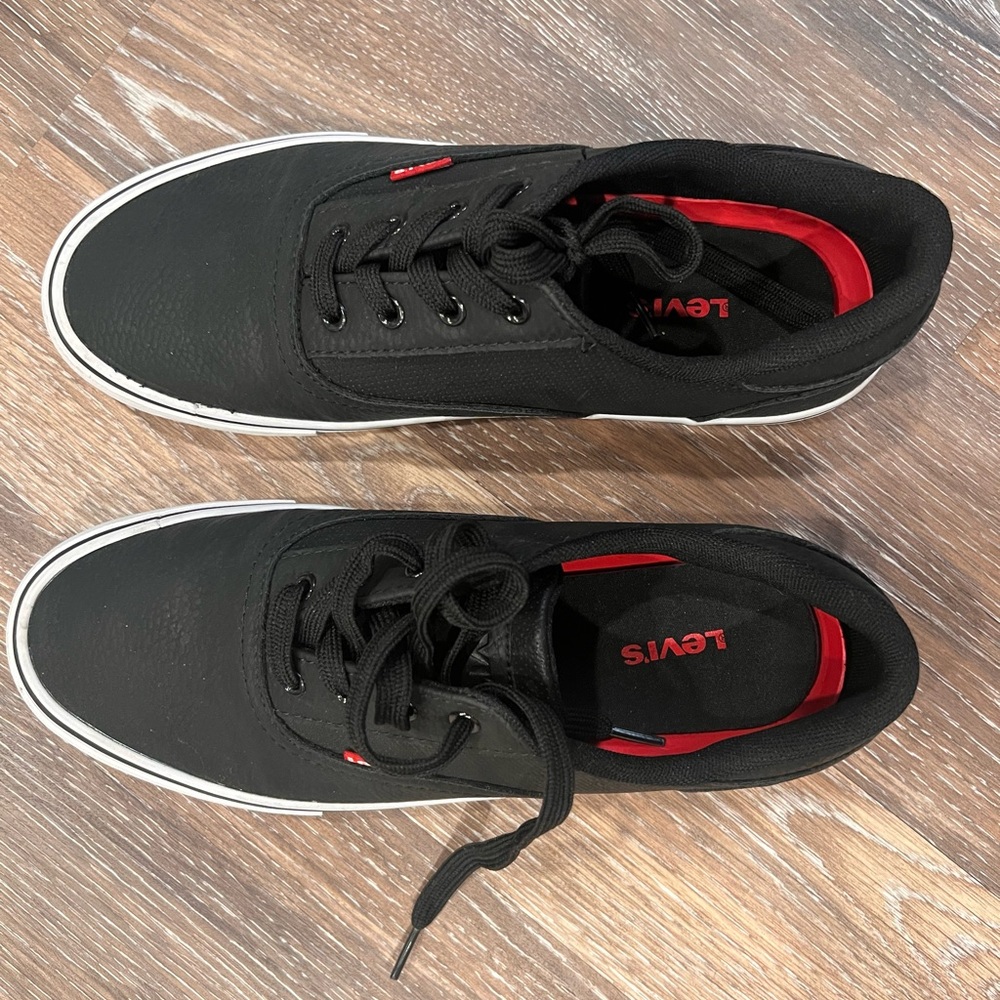Levi's Men's Black and Red Sneakers